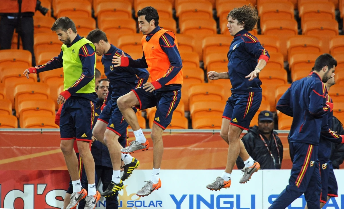 Królowa Hiszpanii Zofia, premier Holandii Jan Peter Balkenende, przewodniczący MKOl Jacques Rogge. To oni otwierają listę najważniejszych osób, które zasiądą dziś na trybunach stadionu w Johannesburgu podczas finału piłkarskich mistrzostw świata Hiszpania - Holandia.