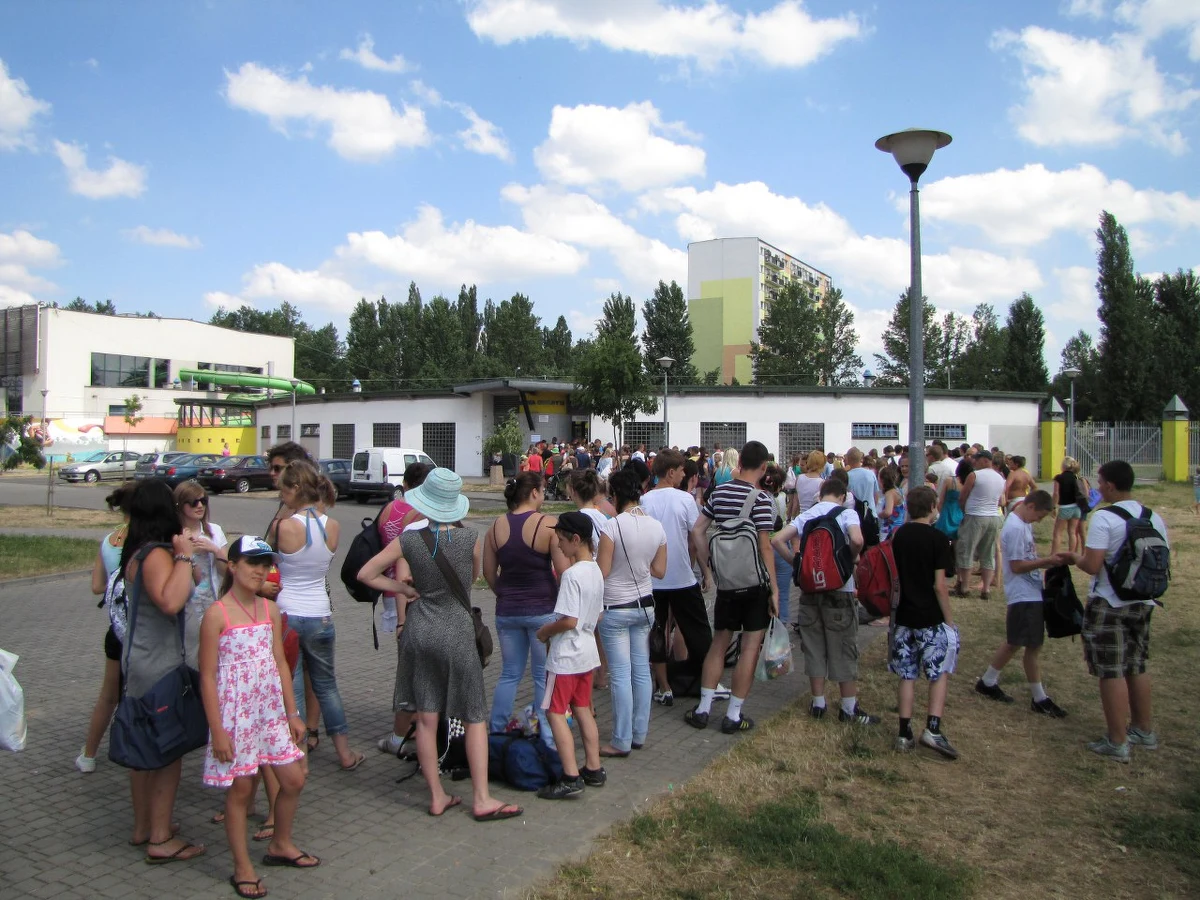 Około 200 osób liczy w tej chwili kolejka na basen miejski Wodny Raj w Łodzi, a kąpielisko jest czynne zaledwie od 2 godzin. Pierwsi amatorzy pływania byli tu już o 8.30. Żeby wejść na teren kompleksu basenowego, trzeba stać nawet 3 godziny. Dlaczego ogonek jest tak długi?