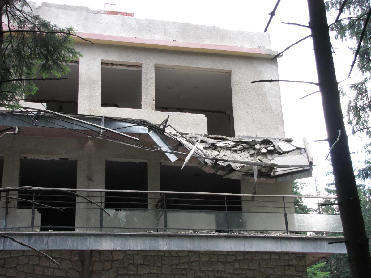 Trzy osoby zginęły w wypadku na budowie nowego hotelu Centralnego Ośrodka Sportu w Zakopanem. Na robotników zawaliła się jedna ze ścian. Na miejscu katastrofy są inspektorzy nadzoru budowlanego i prokurator, którzy wyjaśniają przyczyny wypadku.