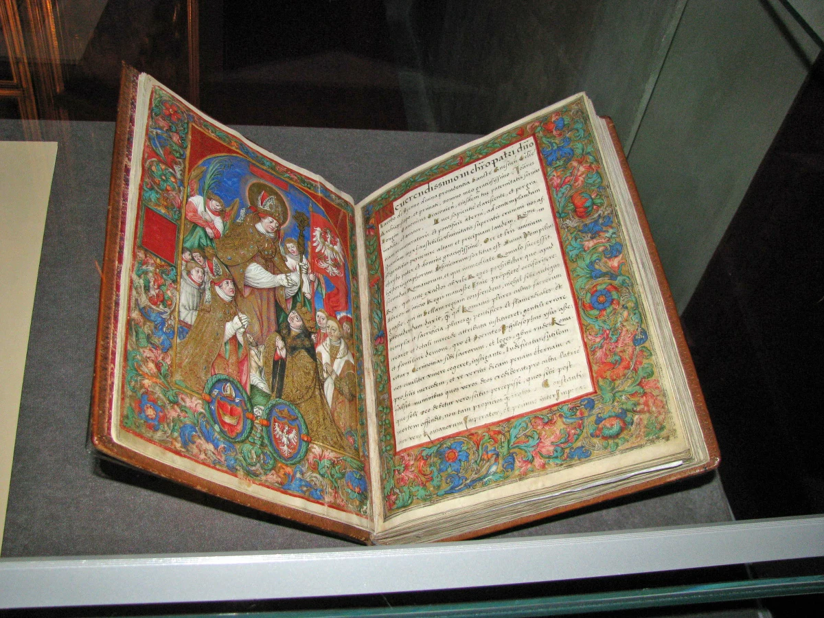 Pierwszy zachowany rękopis "Bogurodzicy", oryginał Traktatu Toruńskiego, komplet 56 zrekonstruowanych chorągwi krzyżackich zdobytych pod Grunwaldem czy obraz Jana Matejki "Hołd Pruski" - to tylko niektóre z eksponatów, jakie można podziwiać na Zamku Królewskim na Wawelu. Na wystawie "Na znak świetnego zwycięstwa" w 600. rocznicę bitwy pod Grunwaldem pokazywane eksponaty przybliżają to, co działo się w XV wieku.