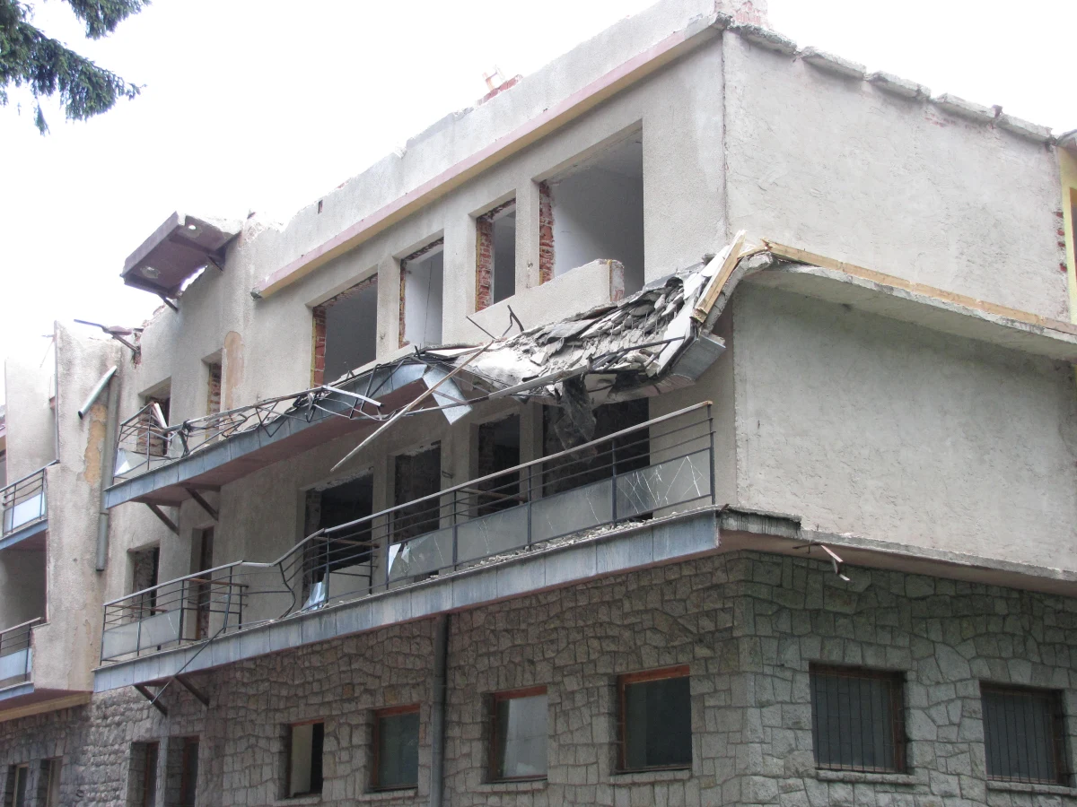 W czwartek zostanie przeprowadzona sekcja zwłok trzech robotników, którzy zginęli w katastrofie budowlanej w Zakopanem - informuje reporter RMF FM Maciej Pałahicki. Spadł na nich fragment ściany i balkonu remontowanego hotelu Centralnego Ośrodka Sportu. Zdaniem pracowników firmy budowlanej, do tragedii doprowadził brak odpowiedniego nadzoru.