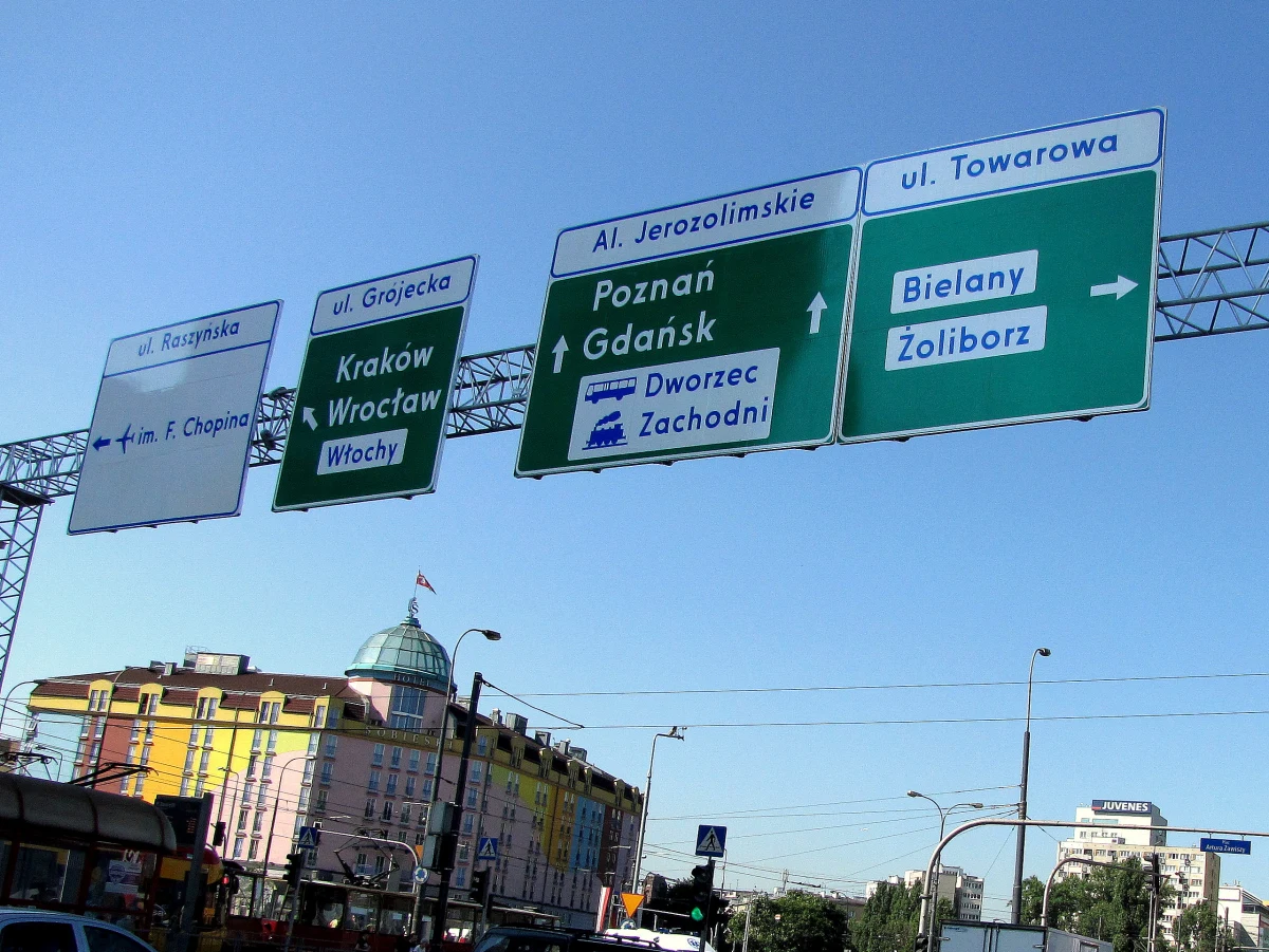 Po licznych interwencjach naszego reportera na warszawski Plac Zawiszy w końcu wrócił drogowskaz. Po ośmiu miesiącach od zdjęcia starej tablicy drogowcom udało się zamontować nową. Od tej chwili kierowcy jadący Alejami Jerozolimskimi nie powinni już mieć kłopotów z wydostaniem się z centrum Warszawy.