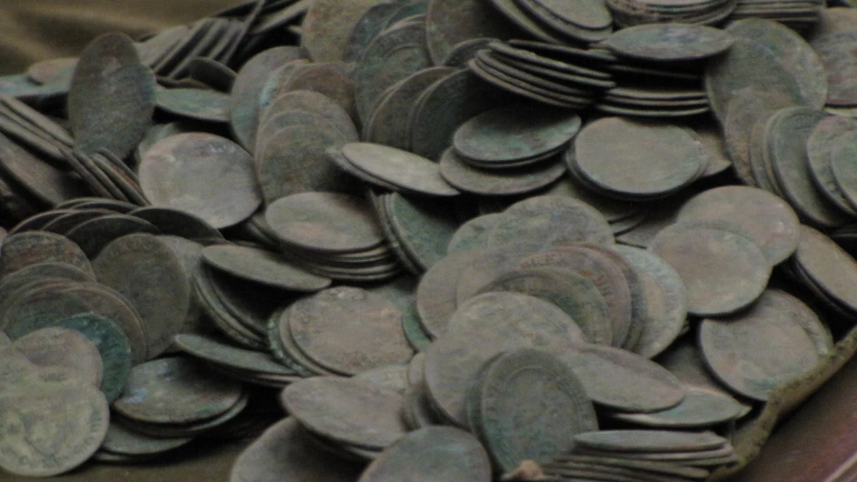 W czasie remontu zabytkowych piwnic Muzeum Historycznego na Starym Mieście w Warszawoe odnaleziono ponad 1200 zabytkowych monet. Ważą około czterech kilogramów. To głównie szóstaki, orty i tymfy.