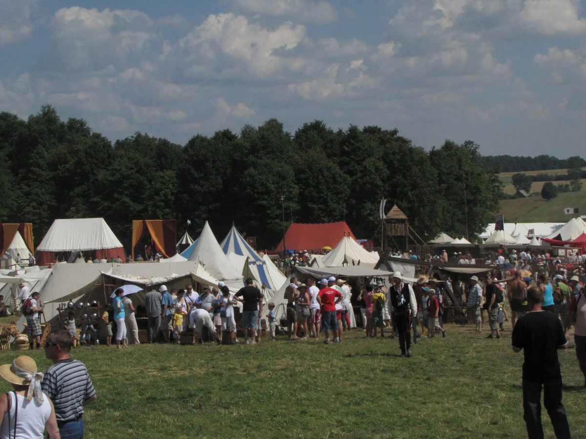 Tłumy turystów przybywają na Pola Grunwaldzkie, gdzie o godzinie 14 rozpocznie się wielka inscenizacja bitwy sprzed 600 lat. Na drogach dojazdowych do Grunwaldu już tworzą się korki.
