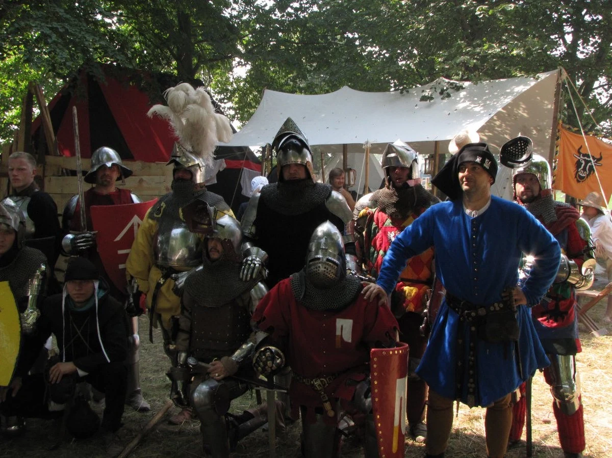 Wielka inscenizacja bitwy pod Grunwaladem jeszcze się nie zaczęła, a wśród rycerzy są już ofiary. Przyjechali pod Grunwald już ponad tydzień temu i wielu z nich musiało skorzystać z pomocy medycznej. To nie miecze i topory, ale słońce i upał dają się im się znaki.