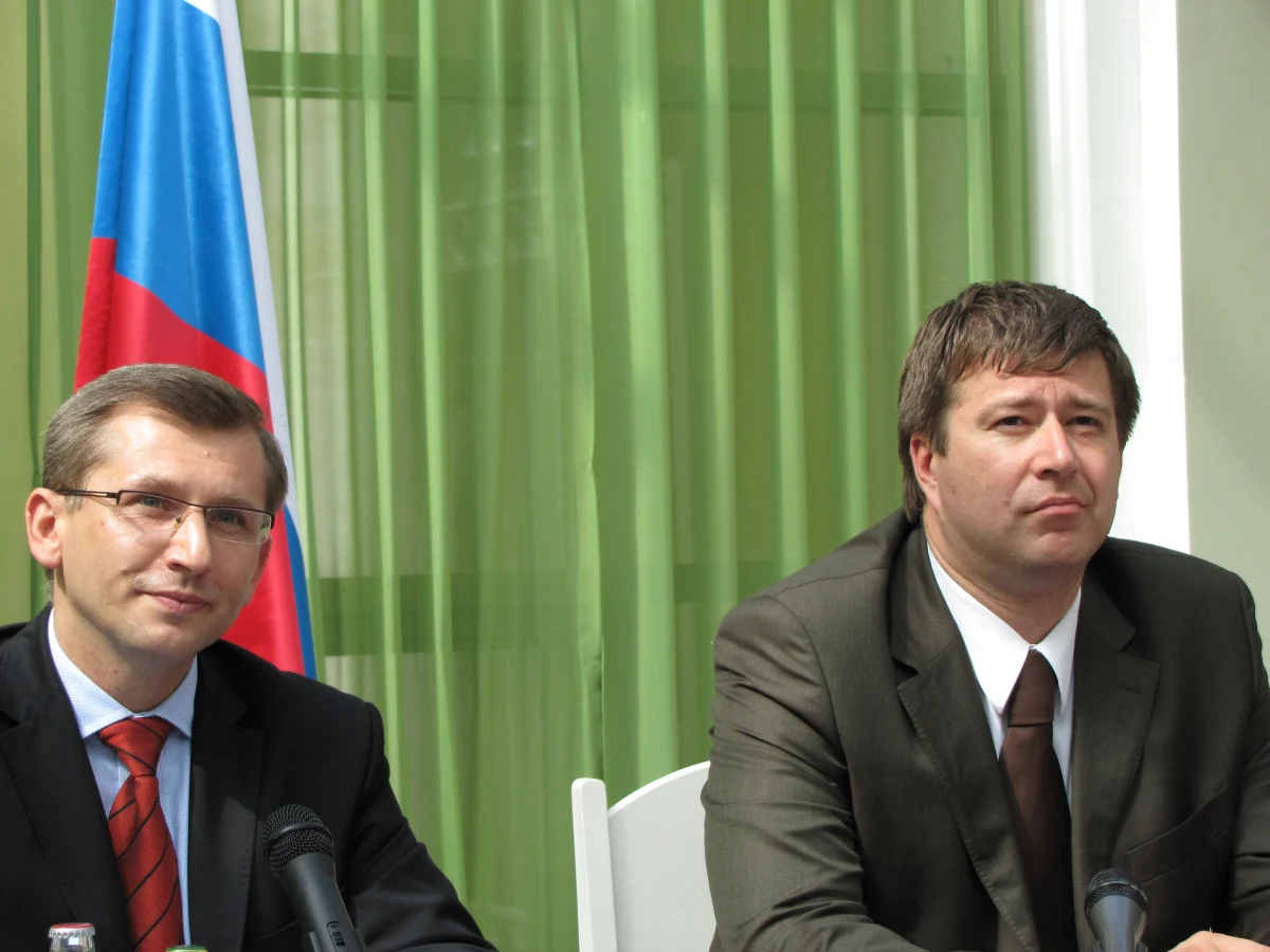 Dochodzenie w sprawie katastrofy pod Smoleńskiem przedłużono do października - poinformował rosyjski minister sprawiedliwości Aleksandr Konowałow po spotkaniu w Petersburgu ze swym polskim odpowiednikiem Krzysztofem Kwiatkowskim. Jak dodał, sprawa ta jest uważana przez kierownictwo polityczne państwa, Prokuraturę Generalną i jej pion śledczy za całkowicie bezprecedensową.