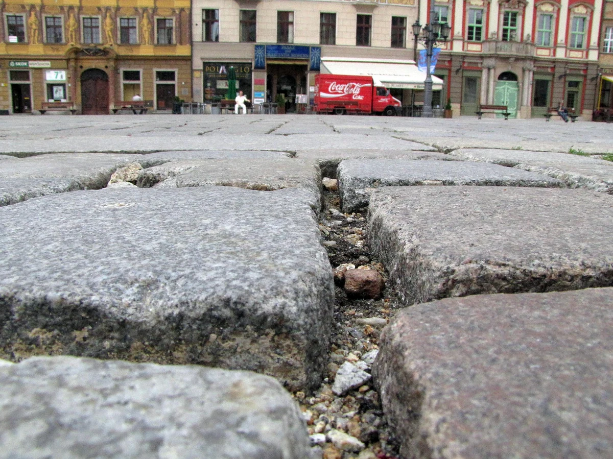 Dziurawy jak ser szwajcarski… wrocławski rynek. Szpary między kostkami są niebezpieczne nie tylko dla pań w szpilkach, ale i dla osób niepełnosprawnych na wózkach. Włodarze stolicy Dolnego Śląska postanowili uporać się z tym problemem. Na próbę 50 metrów kwadratowych kostki przy Placu Solnym zostanie zalanych specjalną żywicą.