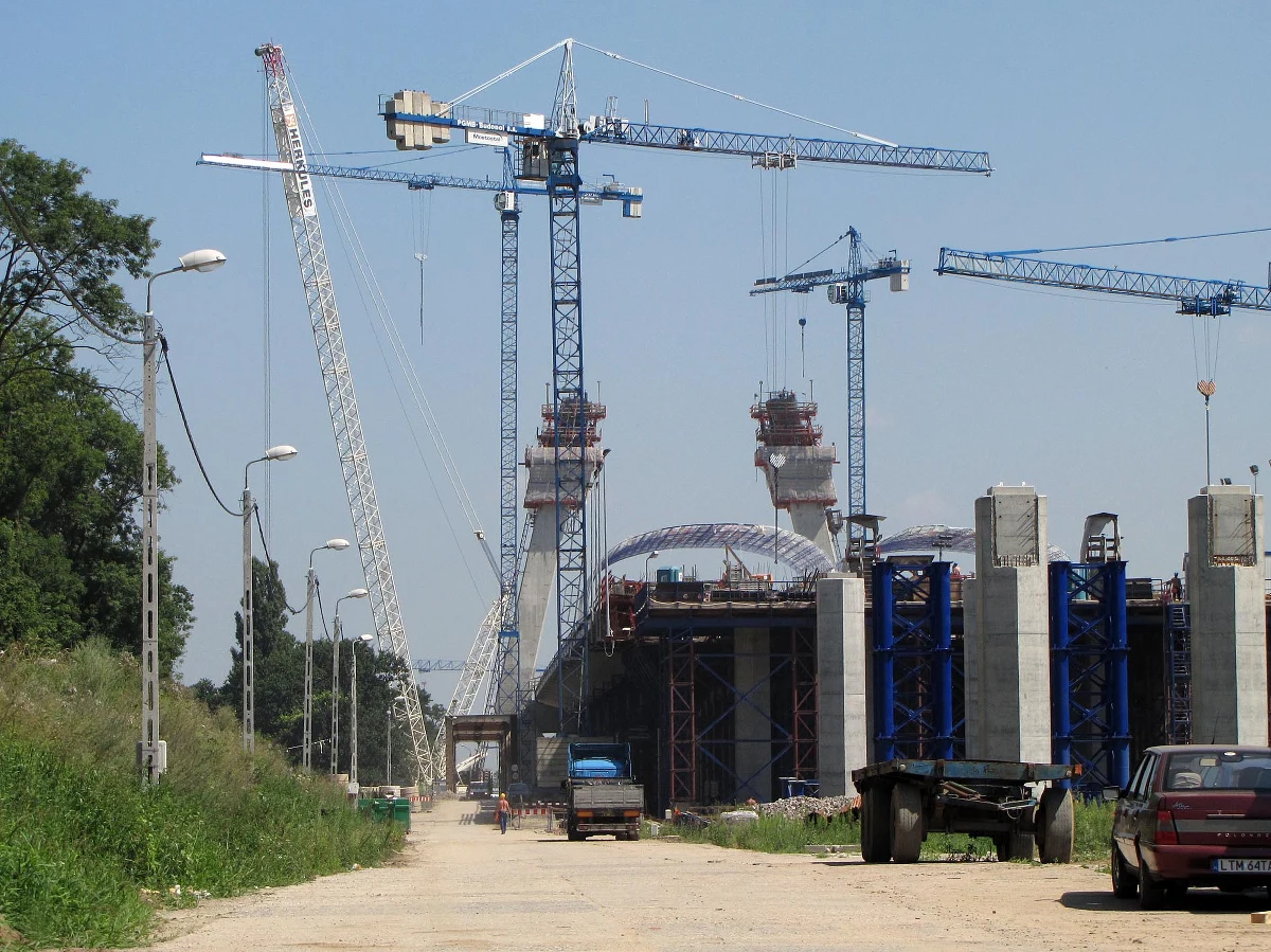 Herkules - jeden z trzech najwyższych dźwigów w Polsce - rozpoczął pracę na budowie Mostu Rędzińskiego we Wrocławiu.  Betonowy, podwieszany most ma mieć 612 metrów długości i być najdłuższy w kraju. A na dodatek będzie podtrzymywany przez najwyższy w Polsce 122-metrowy pylon.