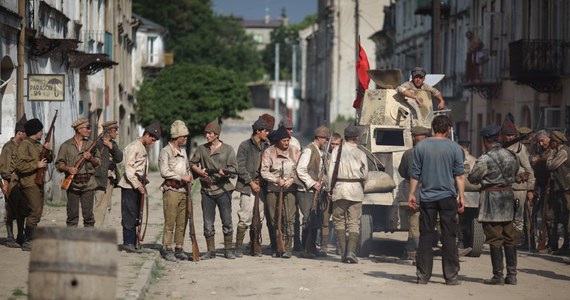 Przedsiębiorcy i mieszkańcy Piotrkowa Trybunalskiego w Łódzkiem prowadzą batalię z miejskimi służbami o zamkniętą ulicę Starowarszawską na czas zdjęć do filmu "Bitwa Warszawska 1920". Problemem jak zwykle w takich przypadkach są pieniądze.