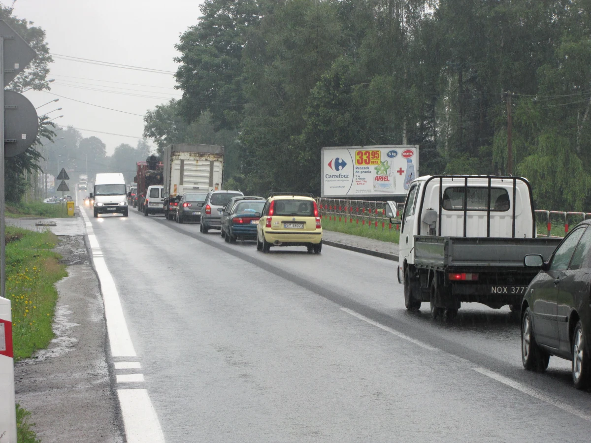 W miejscowości Klikuszowa k. Nowego Targu trwa przebudowa mostu. Wprowadzony został ruch wahadłowy. Utrudnienia mogą potrwać do początku września br. Sprawdź, jak dojechać do Zakopanego i ominąć remont.