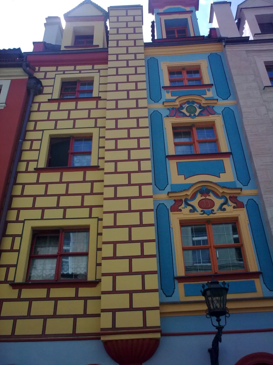 Wyremontuj kamienicę - miasto odda ci trzy czwarte pieniędzy. To propozycja składana przez urzędników mieszkańcom Wrocławia. Właśnie ruszyły zapisy na dofinansowanie remontów. Żeby jednak skorzystać z tej oferty, trzeba spełnić kilka warunków.