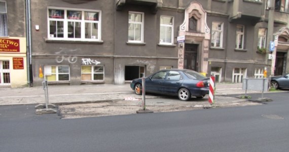 Takiej sceny nie powstydziłby się sam Stanisław Bareja - wyczyn poznańskich drogowców z pewnością znalazłby miejsce w jego kultowym filmie "Miś". A wszystko przez jeden i to w dodatku prawidłowo zaparkowany samochód.