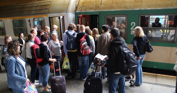 Najwięcej pasażerów dojeżdża pociągami do Warszawy między 6 a 9 rano, a frekwencja w niektórych składach trzykrotnie przekracza liczbę dostępnych miejsc. Do takich niezbyt zaskakujących wniosków doszli ankieterzy, którzy przepytywali podróżujących koleją. Badanie ma pomóc w przygotowaniu nowego rozkładu jazdy.