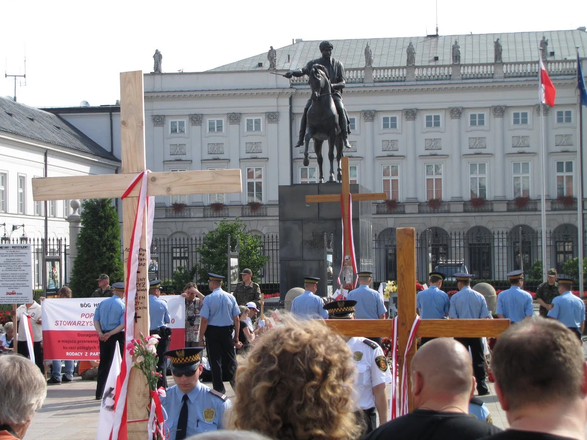 Około setka strażników miejskich, kilkudziesięciu przyglądających się i kolejne krzyże. Tak na kilka godzin przed przeniesieniem krzyża sprzed Pałacu Prezydenckiego do kościoła św. Anny wygląda sytuacja na Krakowskim Przedmieściu.