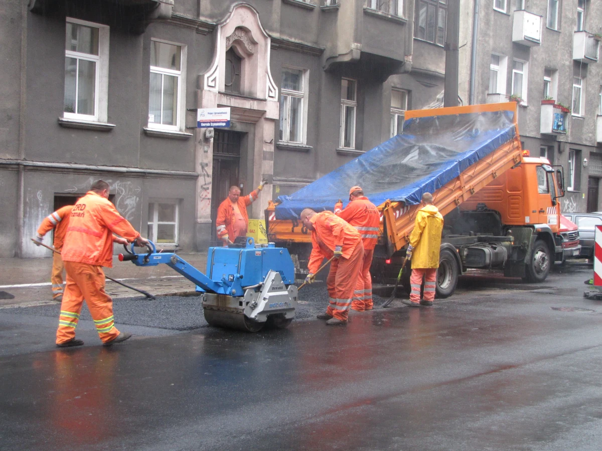 Nie ma już dziury na ulicy Zeylanda w Poznaniu ani samochodu, przez który drogowcy nie mogli dokończyć remontu. Znalazł się za to kierowca. Mężczyzna był poza Poznaniem. Przypomnijmy, gdy drogowcy nie znaleźli właściciela legalnie zaparkowanego auta, zdecydowali się położyć asfalt na całej jezdni, z wyjątkiem miejsca, w którym stał samochód.