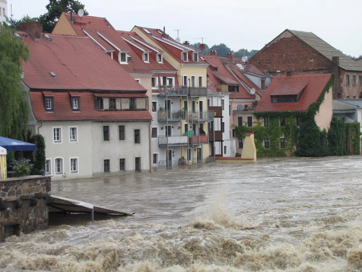 30 domów zalanych, ewakuowanych około 120 osób - to dotychczasowe skutki powodzi w Zgorzelcu. Do miasta wdarła się woda ze wzburzonej Nysy Łużyckiej. Lokalne władze zapewniają, że sytuacja jest już opanowana. Dodają, że to największa powódź w historii miasta. Straty już teraz szacuje się nawet na miliony złotych.