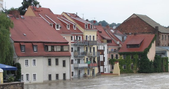 30 domów zalanych, ewakuowanych około 120 osób - to dotychczasowe skutki powodzi w Zgorzelcu. Do miasta wdarła się woda ze wzburzonej Nysy Łużyckiej. Lokalne władze zapewniają, że sytuacja jest już opanowana. Dodają, że to największa powódź w historii miasta. Straty już teraz szacuje się nawet na miliony złotych.