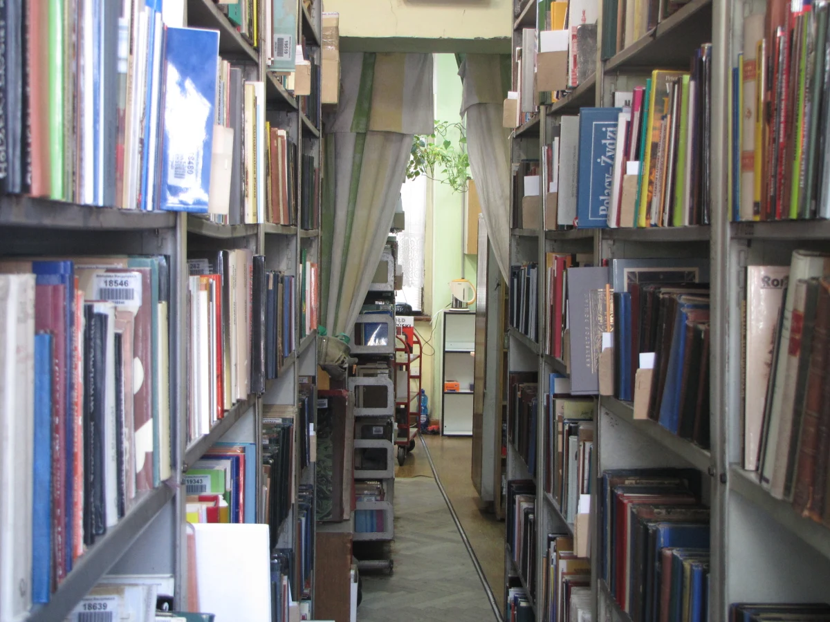 Biblioteka Raczyńskich w Poznaniu zagrożona przez... książki. Księgozbiór jest tak ogromny, że stropy budynku nie wytrzymują obciążenia. By nie dopuścić do katastrofy budowlanej, biblioteka wynajmuje magazyny w innych częściach miasta. Tymczasem opóźnia się rozbudowa gmachu za unijne pieniądze - wszystko z powodu błędów w dokumentach przetargowych.