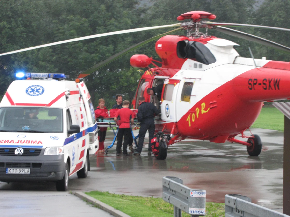 Piorun poraził dwóch turystów ze Śląska, którzy w czasie burzy znaleźli się pod krzyżem na Giewoncie. Mężczyźni na szczęście przeżyli i są przytomni. Ratownicy TOPR przetransportowali ich do zakopiańskiego szpitala.