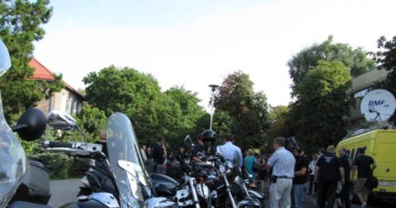 Grupa funkcjonariuszy BOR wyjechała po 9 rano na motocyklach do Smoleńska. W miejscu katastrofy prezydenckiego tupolewa chcą złożyć wieńce i uczcić pamięć ofiar, w tym 9 swoich kolegów.