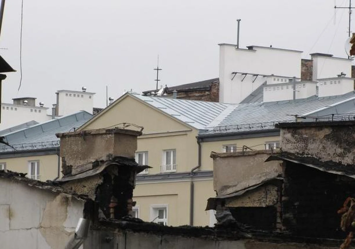 Nie będziemy robić problemów, sprawę załatwimy najszybciej, jak się da - zapewniają służby konserwatorskie w Lublinie. Chodzi o remont szpitala, w którym wczoraj wybuchł pożar. Sam pawilon oddziału dermatologicznego nie jest zabytkiem, ale przylega do zabytkowego pałacu i objęty jest strefą konserwatorską.