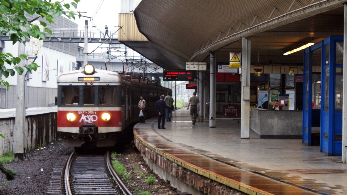 Modernizacja i budowa dworców kolejowych przebiegają zgodnie z planami - tak rzecznik Grupy PKP Łukasz Kurpiewski odniósł się do raportu Najwyższej Izby Kontroli. Według NIK budowa dworców na EURO 2012 się opóźnia.