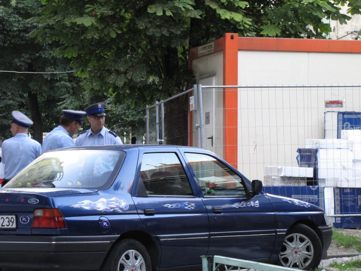 Policja przesłuchuje świadków tragedii w Bytomiu. Na placu zabaw przed jednym z bloków po południu prąd śmiertelnie poraził siedmiolatka. Chłopiec dotknął płotu, obok którego przechodził przewód elektryczny podłączony przez ekipę remontującą sąsiedni budynek.
