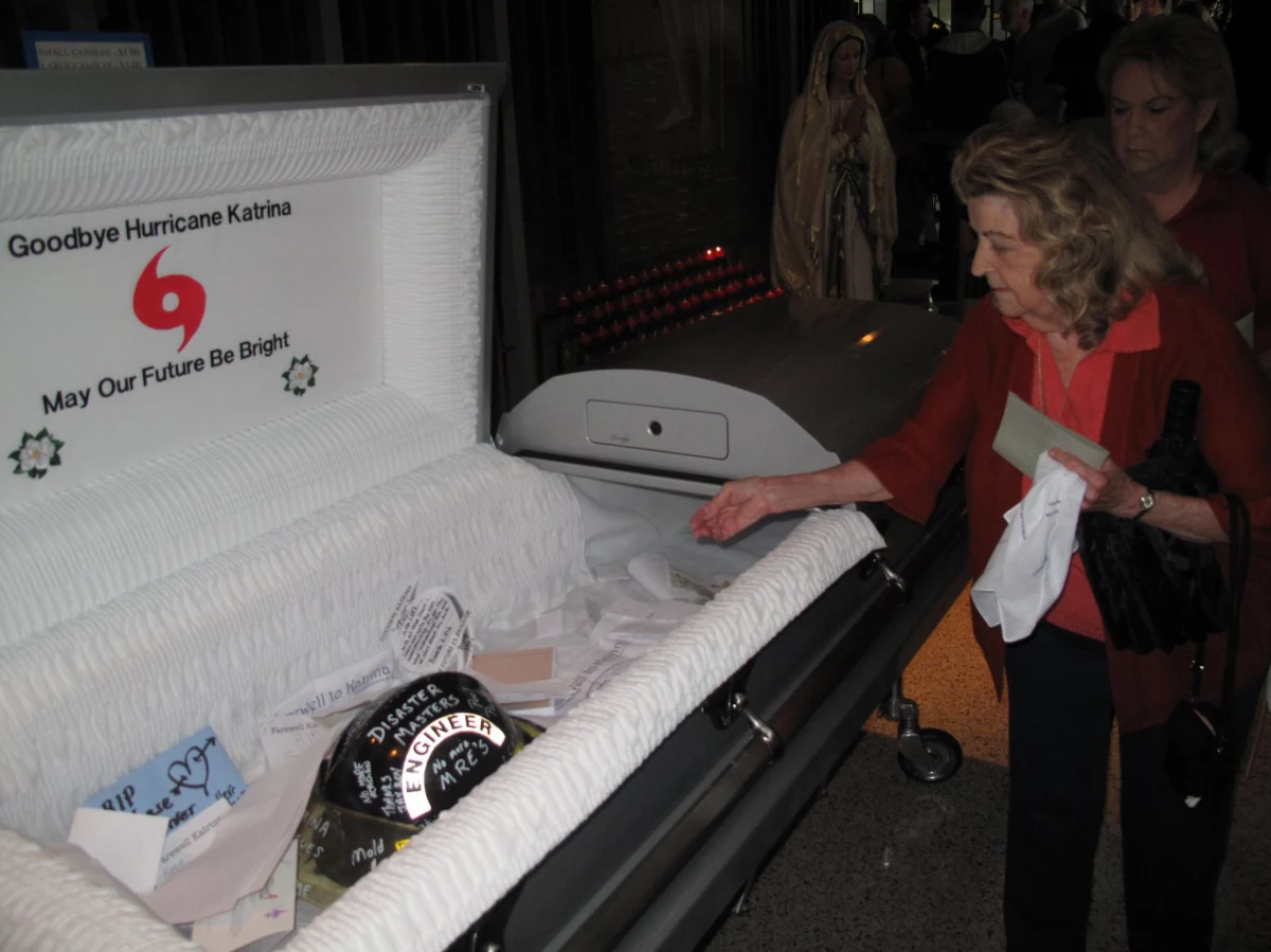 W jednej z dzielnic Nowego Orleanu ustawiono trumnę. Mieszkańcy miasta wkładają do niej listy pożegnalne dla huraganu, który zniszczył ich życie. Dziś, w piątą rocznicę tragedii, jaka rozegrała się u wybrzeży Zatoki Meksykańskiej, odbędzie się uroczysty pogrzeb.