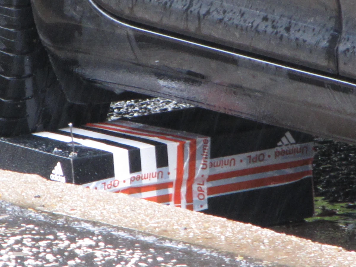Odwołano alarm bombowy w Bratysławie - informuje wysłannik RMF FM Maciej Pałahicki. Na osiedlu, gdzie wczoraj doszło do strzelaniny znaleziono pod samochodem tajemniczy pakunek. Okazało się, że w środku jest tylko puszka. Romowie obawiali się, że to kolejny incydent o podłożu rasistowskim.