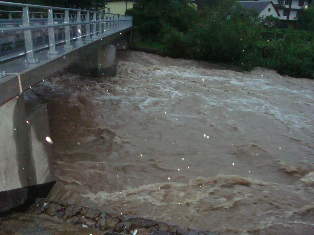 Pogarsza się sytuacja powodziowa w Śląskiem. Stany alarmowe na rzekach są już przekroczone w 10 miejscach. W piętnastu woda przewyższa stan ostrzegawczy. We wtorek po południu ogłoszono alarm powodziowy w 5 powiatach regionu i w Bielsku Białej. Z kolei w Małopolsce alarmy powodziowe obowiązują w 2 gminach. Na Gorącą Linię RMF FM otrzymujemy wiele zdjęć wzbierających rzek i potoków.