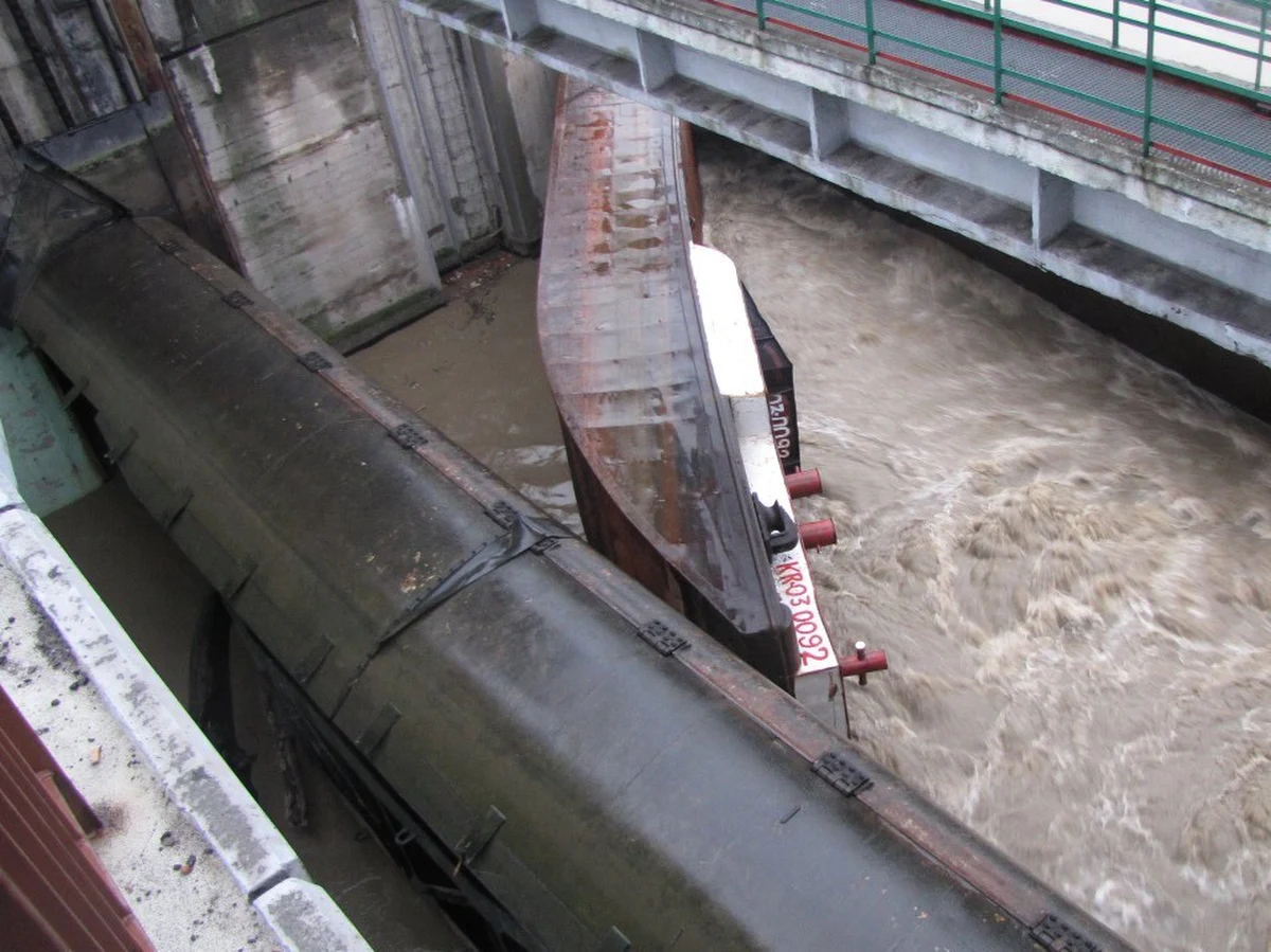 Wysoki  poziom Wisły w Krakowie wciąż nie pozwala na usunięcie trzech barek, zalegających przy stopniu wodnym Dąbie. Wczoraj woda porwała barki, bo były za słabo przycumowane. W efekcie uderzyły o przęsło stopnia wodnego. Po wypadku krakowska policja wodna kontroluje, jak przymocowane do brzegu są inne barki.