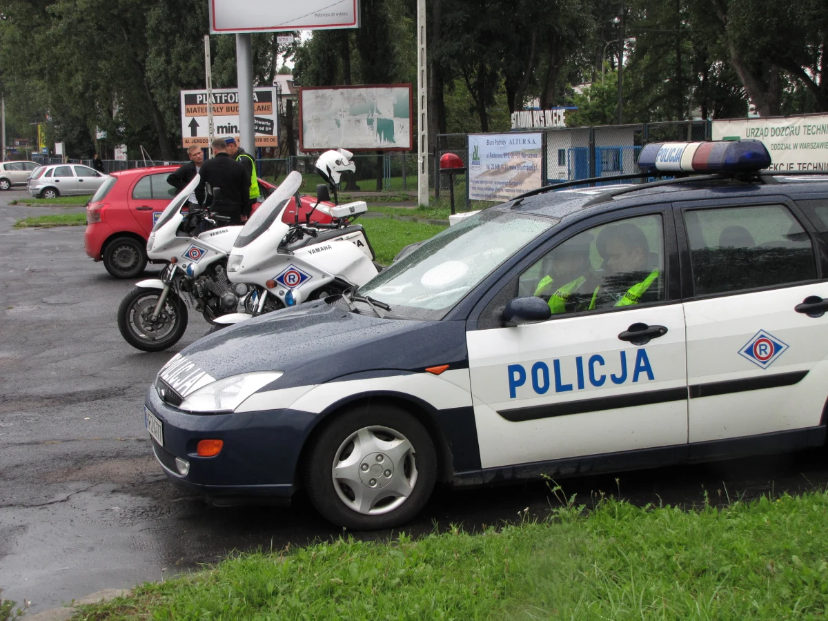 Prawie 60 proc. ze skontrolowanych samochodów szkół nauki jazdy w Warszawie straciło dowody rejestracyjne. Policjanci stwierdzili, że w dokumentach nie było wpisów potwierdzających, że są to samochody przeznaczone do szkolenia. Auta nie były też odpowiednio oznakowane, nie wszyscy kursanci mieli wypełnione karty jazdy. W Warszawie jest 228 szkół nauki jazdy.
