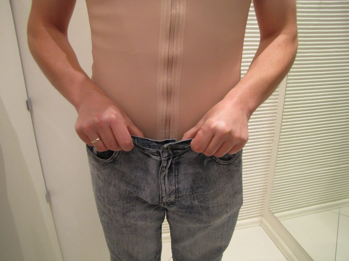 Oto rewolucyjne rozwiązanie dla panów z brzuszkiem! Od dziś już nie musicie wylewać siódmych potów na siłowni, czy robić niezliczonej liczby pompek – teraz wystarczy męski… gorset, żeby w kilka minut zgubić zbędne i fałdki. Taką męską bieliznę już można dostać w Łodzi, polskiej stolicy mody.