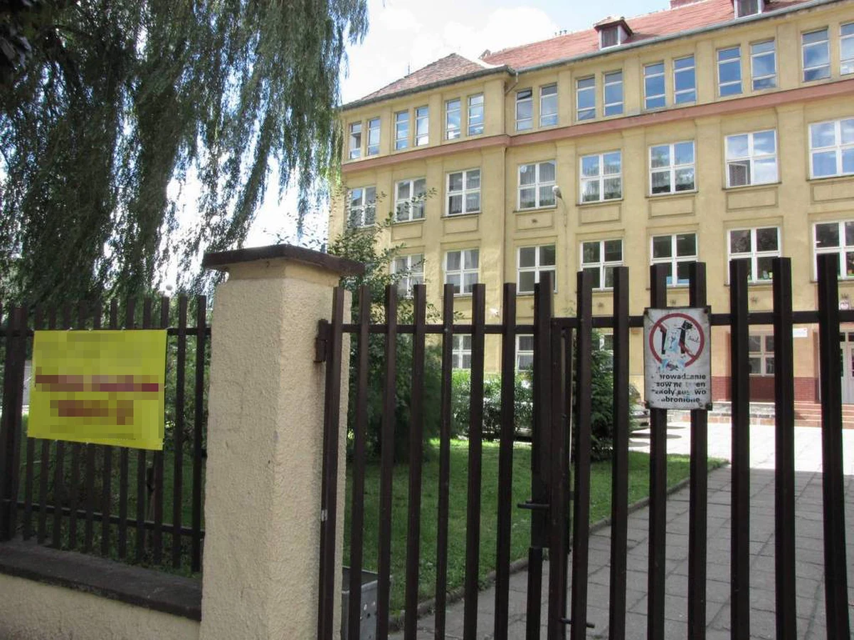 Przedszkolanka z Bydgoszczy, która nie dopilnowała 2,5-letniego chłopca, straciła pracę - ustalił reporter RMF FM Tomasz Fenske. Malec wyszedł sam, niezauważony, z przedszkola. Na błąkające się dziecko zwróciła uwagę przechodząca w pobliżu kobieta. Zawiadomiła policję i została z nim do czasu przyjazdu funkcjonariuszy.