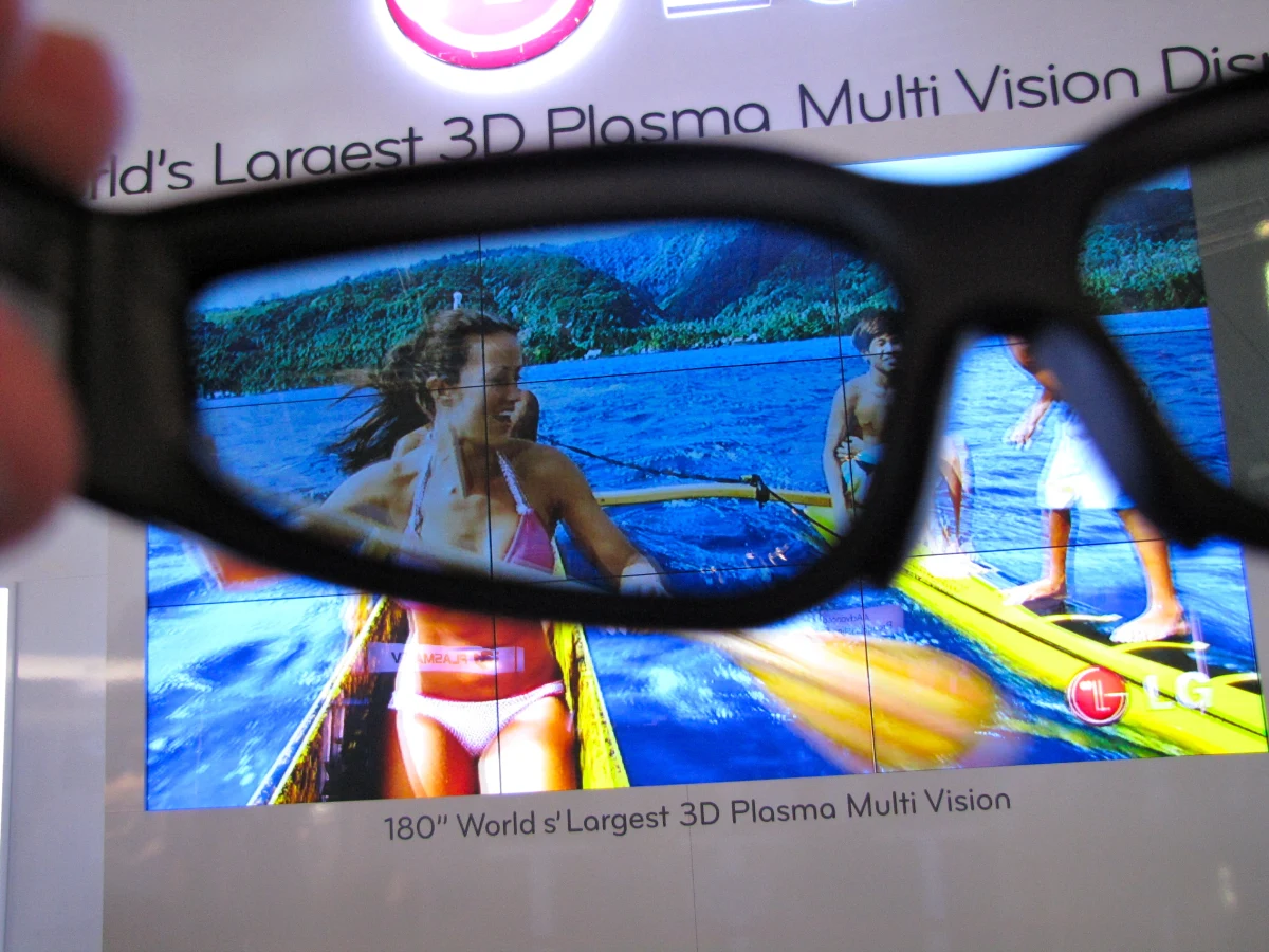 Na rozpoczętych wczoraj targach elektroniki użytkowej w Berlinie IFA 2010 trójwymiarowe telewizory są na każdym kroku. Prawie każdy z nich można też podłączyć do internetu i dzięki temu korzystać z wielu ciekawych funkcji. Producenci prześcigają się w pokazywaniu nowości, którymi chcą zawojować rynek.