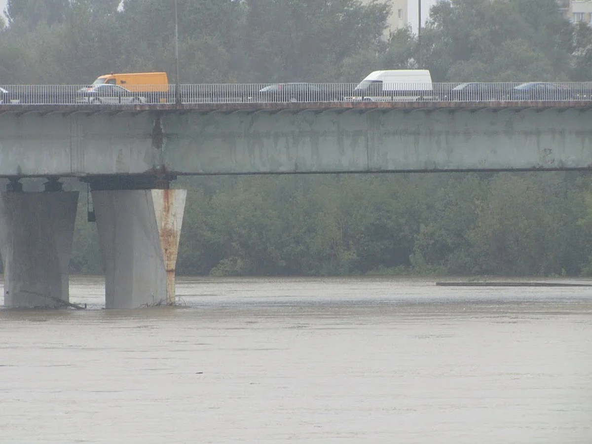 Wisła przekroczy stan alarmowy w Warszawie o 20 cm jutro przed południem - prognozuje Instytut Meteorologii i Gospodarki Wodnej. W trakcie powodzi w maju było to aż 130 cm. Alarm przeciwpowodziowy obwiązuje w stolicy, Płocku, powiatach na północ od Warszawy i na południu Mazowsza. Służby ratunkowe są w pogotowiu.