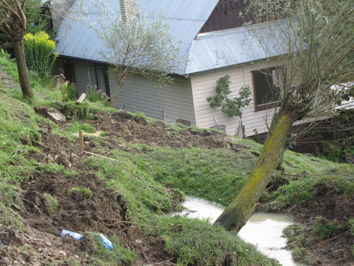 Ziemia w Milówce na Podbeskidziu osuwa się z prędkością kilkudziesięciu centymetrów na dobę. Wojewoda śląski zlecił wykonanie specjalistycznej ekspertyzy geologicznej, która ma być znana za kilka dni. Osuwająca się od piątku ziemia odcięła od świata kilkanaście kolejnych domów.