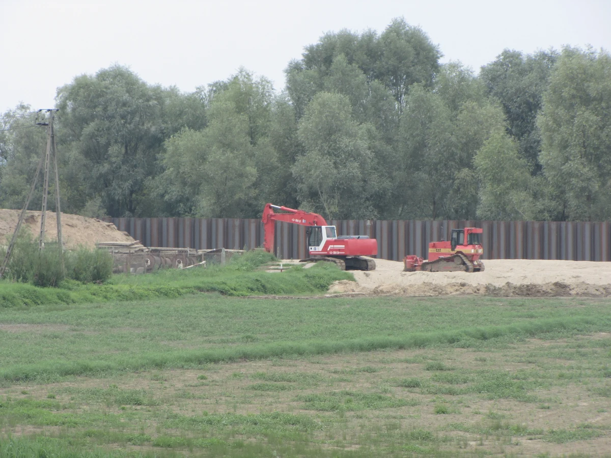 Płock i pobliskie miejscowości są dobrze zabezpieczone przed ewentualną powodzią - zapewnił reportera RMF FM starosta płocki, Piotr Zgorzelski. Fala kulminacyjna na Wiśle spodziewana jest w tamtych okolicach w środę przed południem. W Świniarach i Dobrzykowie wciąż trwają prace przy odbudowie przerwanego wału przeciwpowodziowego.