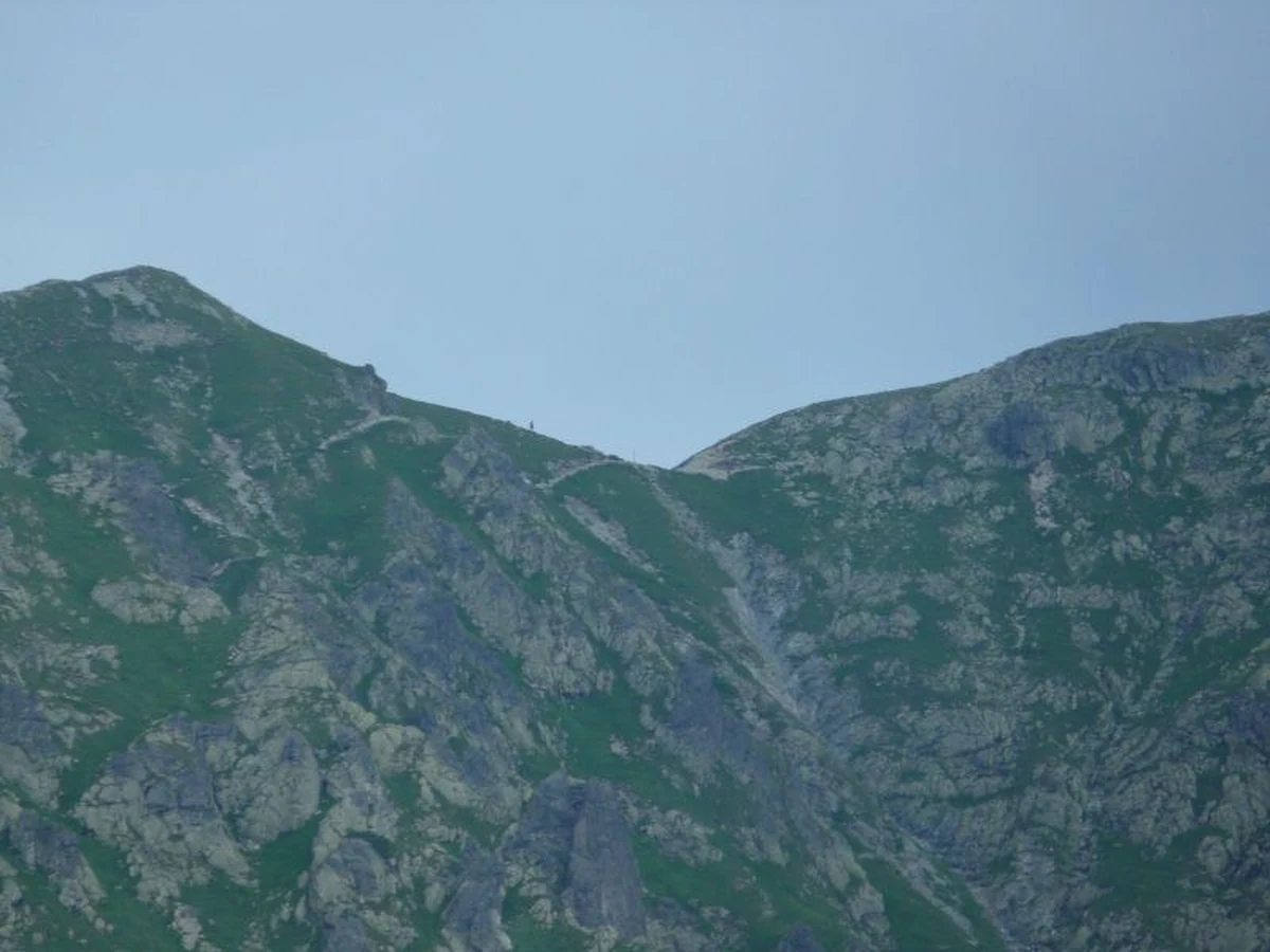 Ratownicy TOPR musieli dziś interweniować w tym samym miejscu, gdzie wczoraj poślizgnęły się dwie turystki.  Kobiety zjechały po śniegu kilkaset metrów pod Przełęczą Krzyżne. Dzisiaj znalazło się tam dwóch turystów. Oni także nie mogli poradzić sobie na stromym stoku i poprosili o pomoc. TOPR przetransportował ich w bezpieczne miejsce śmigłowcem.