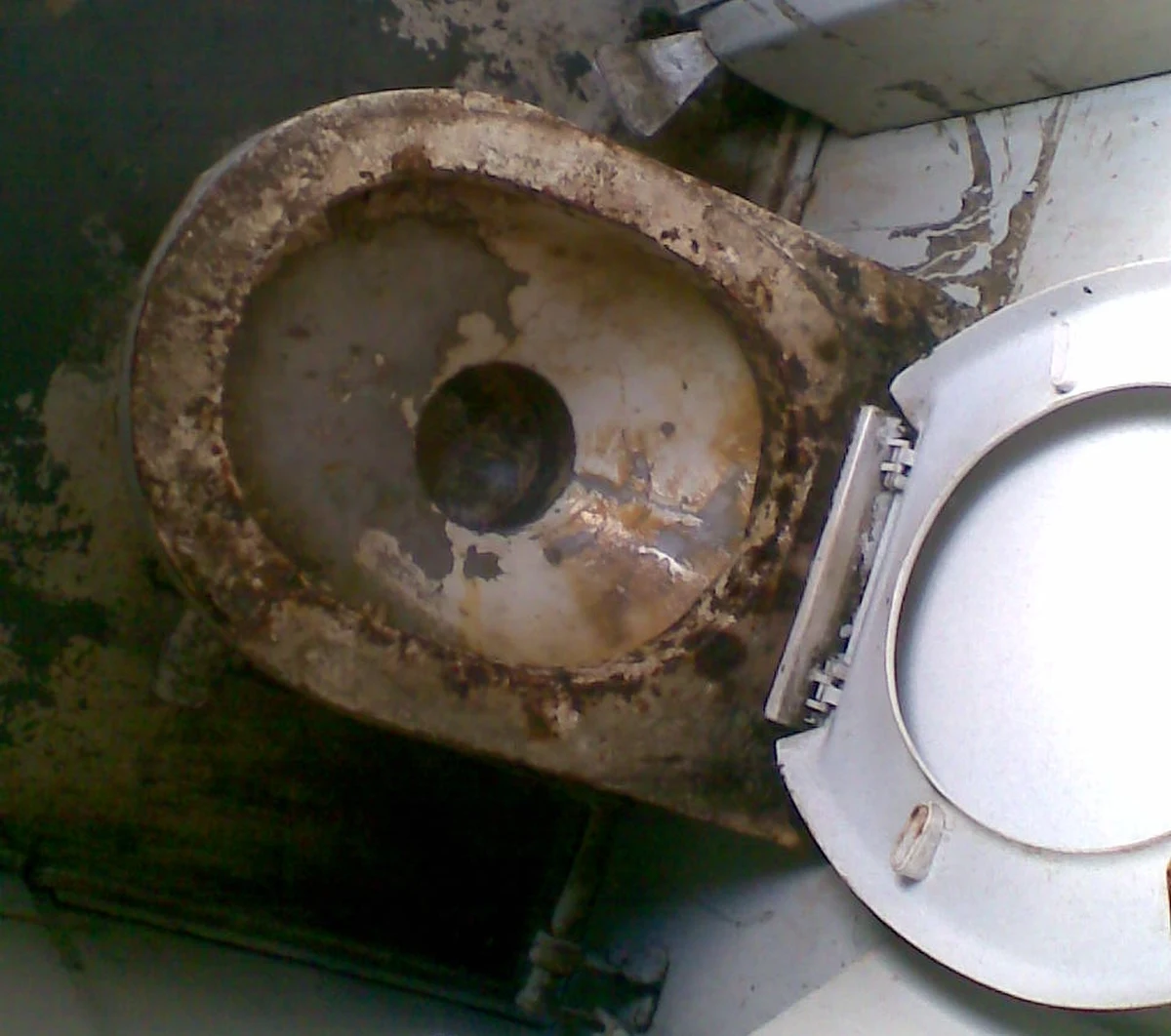 Po skargach na dramatyczny stan sanitarny wielu pociągów i dworców, postanowiliśmy interweniować w imieniu słuchaczy RMF FM. W wielu pociągach po prostu nie da się  wytrzymać - można się przykleić do brudnych siedzeń albo zemdleć od zapachów w tak zwanej toalecie.