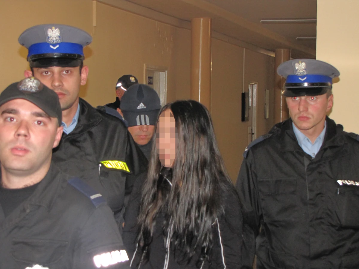 Trzynastoletnia nożowniczka z Krakowa na trzy miesiące trafi do schroniska dla nieletnich - zdecydował sąd. Biegli mają zdiagnozować stan psychiczny Agaty G. Dziewczyna w trakcie przesłuchania przyznała się do zranienia koleżanki. W czasie wyprowadzania z sądu płakała i histerycznie krzyczała.