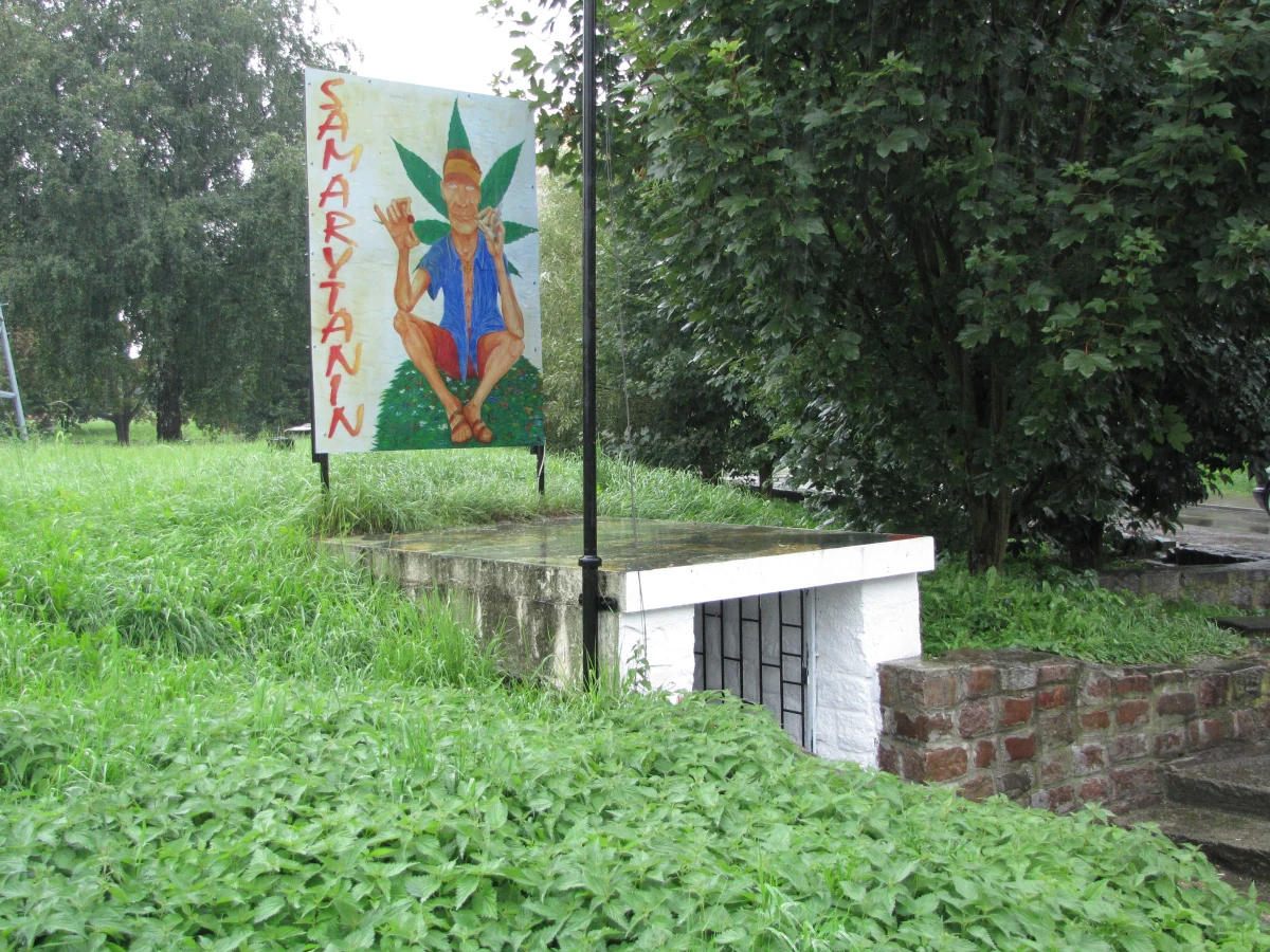 W Szczecinie zgodnie z lokalnym prawem w odległości stu metrów od szkoły nie można sprzedawać alkoholu. Jak się jednak okazuje, sklep z dopalaczami już przepisów nie łamie. Dyrektorzy szkoły podstawowej i gimnazjum, w których sąsiedztwie działa sklep z dopalaczami, na razie na próżno szukają wsparcia w walce z "dopalonym" sąsiedztwem.