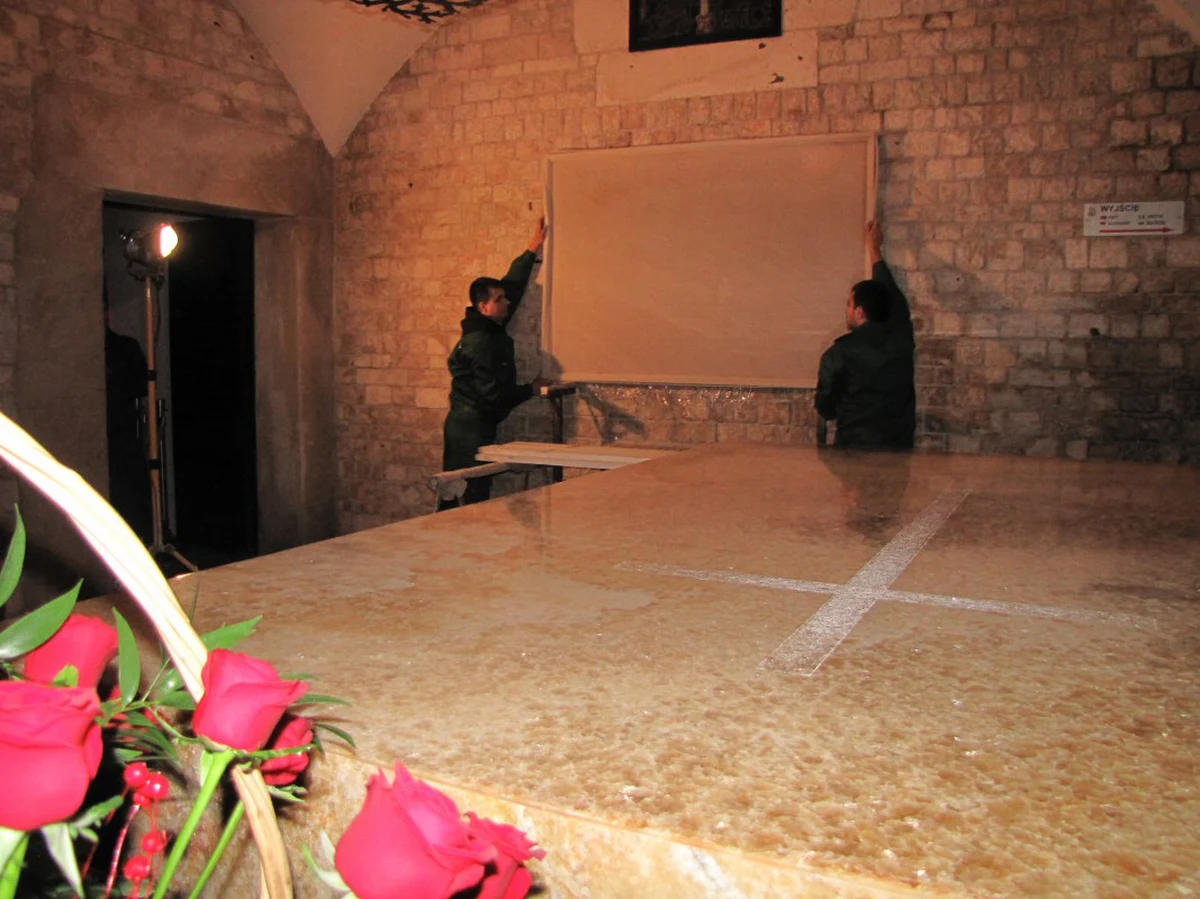 W krypcie pod Wieżą Srebrnych Dzwonów na Wawelu trwa montaż tablicy upamiętniającej ofiary katastrofy 10 kwietnia. Znalazły się na niej nazwiska wszystkich 96 osób, które zginęły w pobliżu smoleńskiego lotniska. Prace instalacyjne potrwają całą noc.