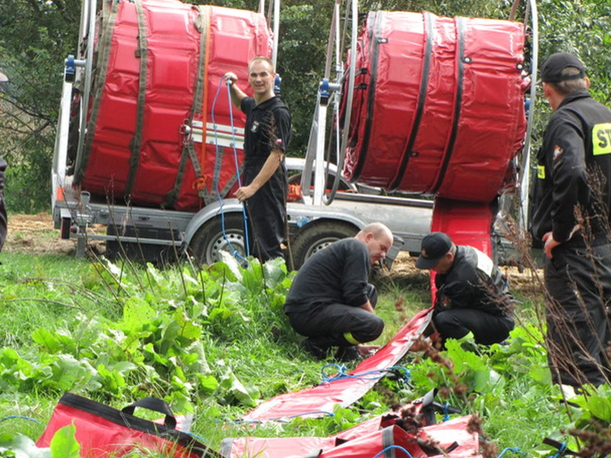 Plama ropy na Narwi wciąż nie dotarła do mających ją zatrzymać zapór, które zostały ustawione przez strażaków w miejscowości Zambski Kościelne. Jak dowiedział się reporter RMF FM Tomasz Skory, wyciek oleju opałowego, który był wczoraj oceniany na 3 do 5 tysięcy litrów, może być znacznie mniejszy.