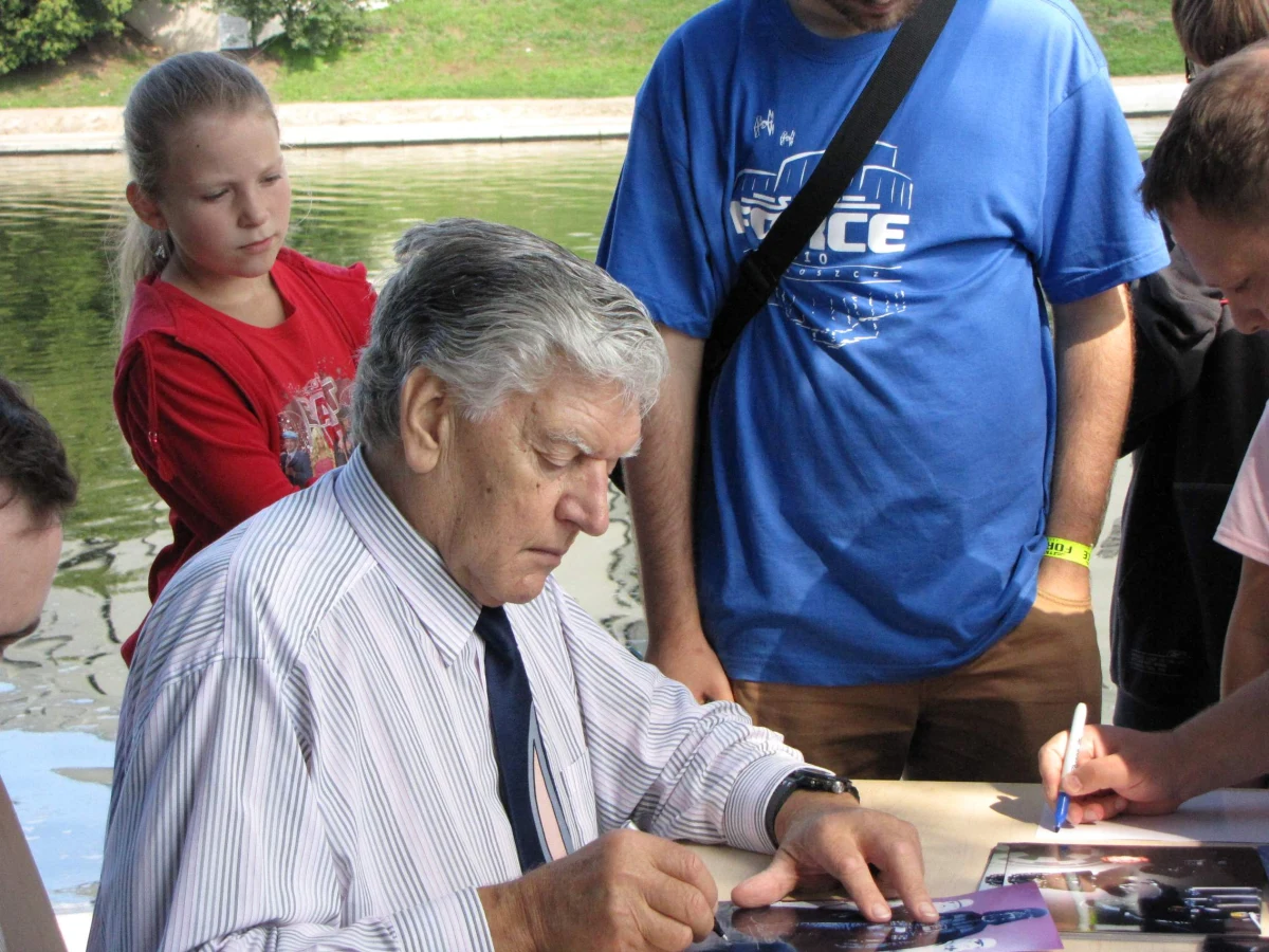 Dawno, dawno temu w odległej galaktyce, a w sobotę na Wyspie Młyńskiej spotkały się postaci z "Gwiezdnych Wojen" George'a Lucasa. Na zlot miłośników filmowej sagi przyjechał David Prowse - odtwórca roli Lorda Vadera. W rozmowie z dziennikarzem RMF FM aktor stwierdził, że wszyscy fani "Gwiezdnych Wojen" wiedzą kim jest i taka popularność mu wystarcza.