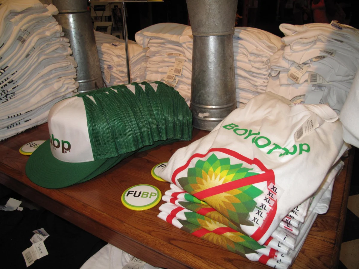 Koszulki związane z katastrofą w Zatoce Meksykańskiej popularniejsze niż oficjalne gadżety związane z Nowym Orleanem i stanem Luizjana. Jak informuje korespondent RMF FM Paweł Żuchowski, plama ropy, która jest koszmarem dla miejscowych, staje się powoli symbolem tego miejsca.