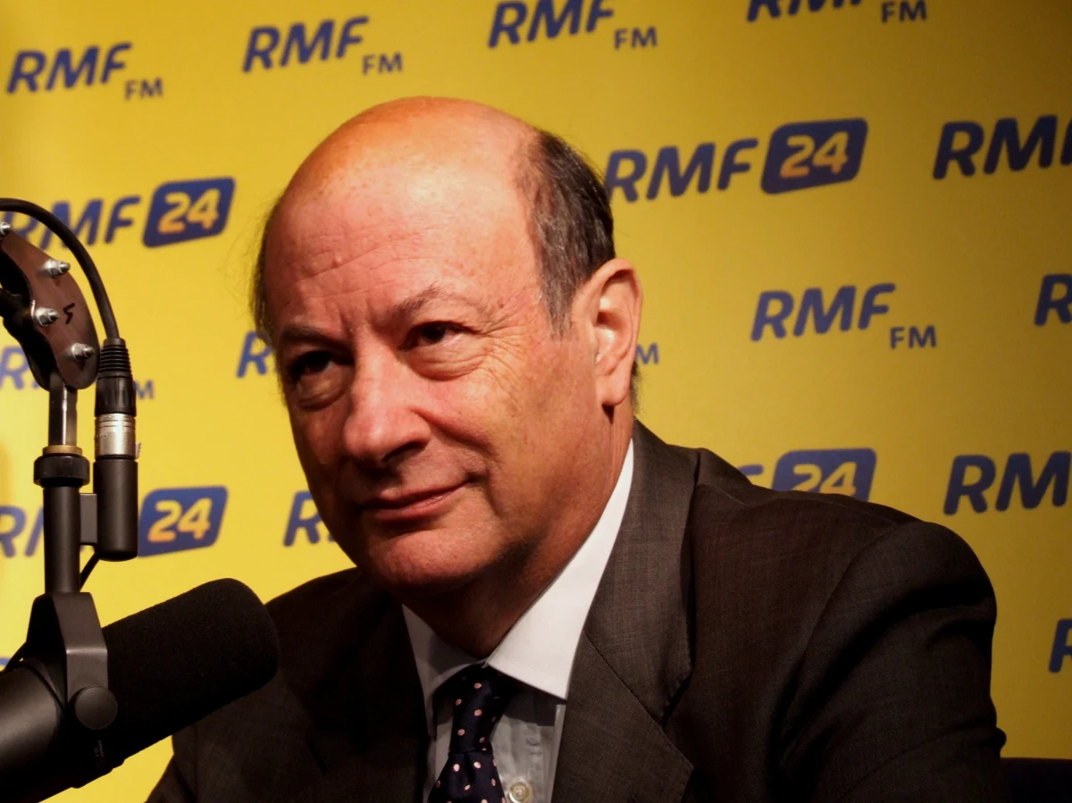 Te mechanizmy nie działają prawidłowo. Mogę wyobrazić sobie rekonstrukcję ulgi prorodzinnej, tak by premiowane były trzecie i dalsze dzieci - mówi gość Kontrwywiadu RMF FM Jacek Rostowski. Jego zdaniem dobre prognozy ekonomiczne nie ratują nas przed podwyżką VAT-u. (...) Poprzedni rząd zwiększył wydatki o 52 mld zł, co spowodowało deficyt strukturalny. Wyjście z tego wymaga czasu. Ten czas musimy kupić.