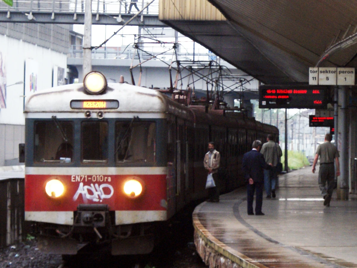 Spóźnione i brudne pociągi jeżdżące coraz wolniej - taki jest efekt gigantycznego zadłużenia polskich kolei. Dług PKP SA to aż sześć miliardów złotych; przewoźnicy z grupy PKP zalegają po kilkaset milionów złotych. Kiedy pasażerowie doczekają się zmian na lepsze? Najwcześniej za 5-8 lat, o ile wreszcie zaczną się zapowiadane od dawna reformy.