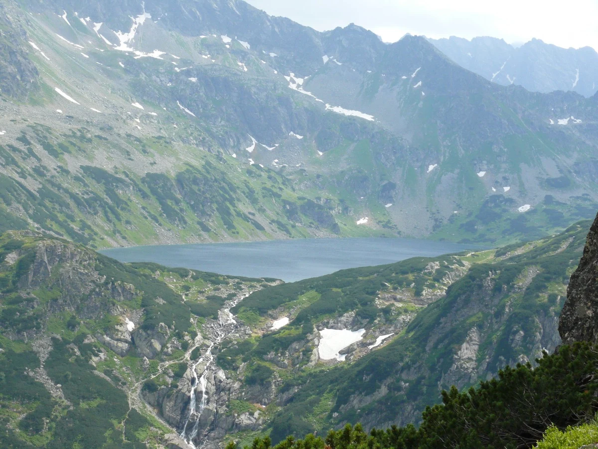 Ratownicy TOPR odnaleźli ciało kobiety w rejonie wodospadu Wielka Siklawa w Dolinie Roztoki w Tatrach. Zwłoki turystki są transportowane za pomocą śmigłowca do Zakopanego - poinformował ratownik dyżurny.