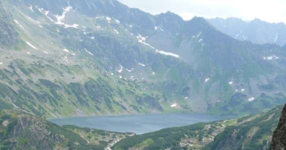 Ratownicy TOPR odnaleźli ciało kobiety w rejonie wodospadu Wielka Siklawa w Dolinie Roztoki w Tatrach. Zwłoki turystki są transportowane za pomocą śmigłowca do Zakopanego - poinformował ratownik dyżurny.